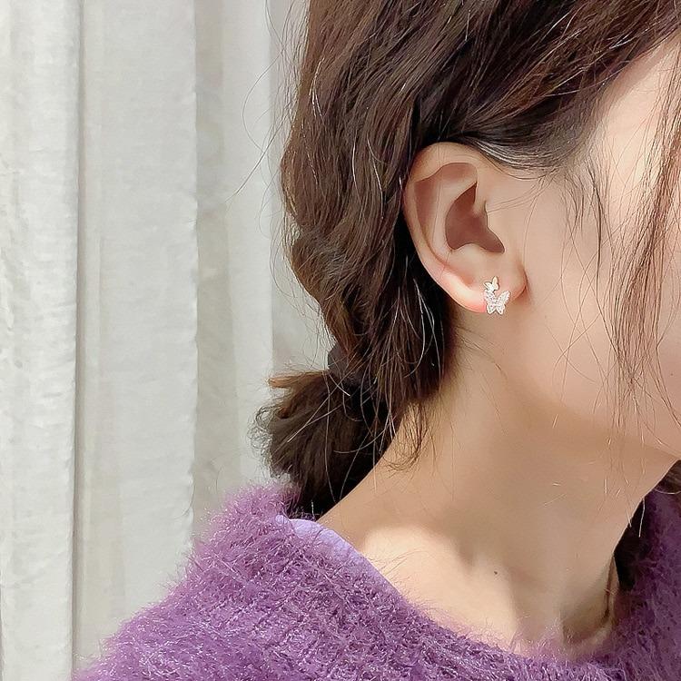 Kleine und minimalistische Schmetterlingsohrringe