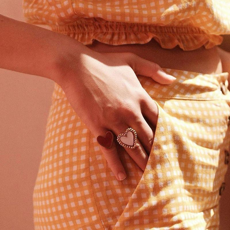 Anspruchsvolle Statement-Ringe aus Emaille mit Herzmotiv