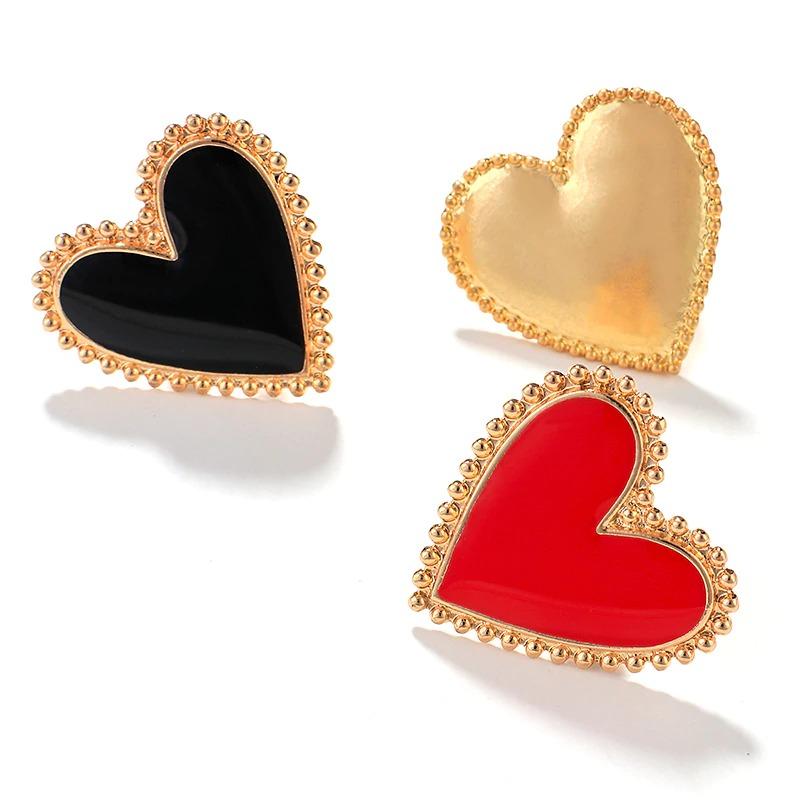Anspruchsvolle Statement-Ringe aus Emaille mit Herzmotiv