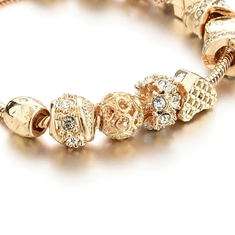 Anspruchsvolle, mit Gold besetzte Armbänder mit Herzanhängern