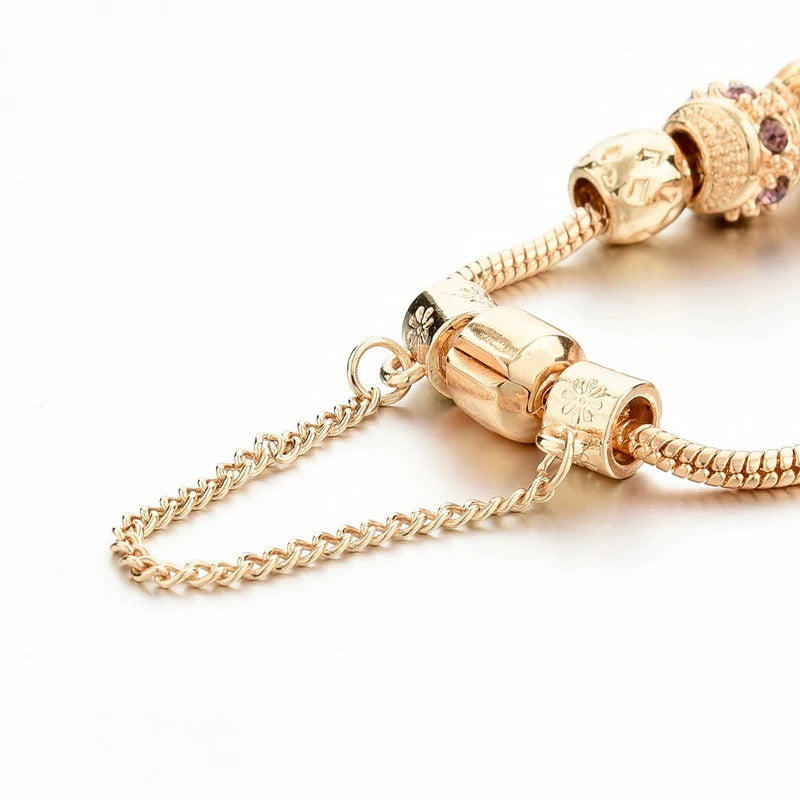 Anspruchsvolle, mit Gold besetzte Armbänder mit Herzanhängern