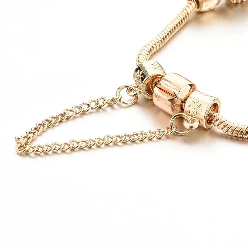 Anspruchsvolle, mit Gold besetzte Armbänder mit Herzanhängern