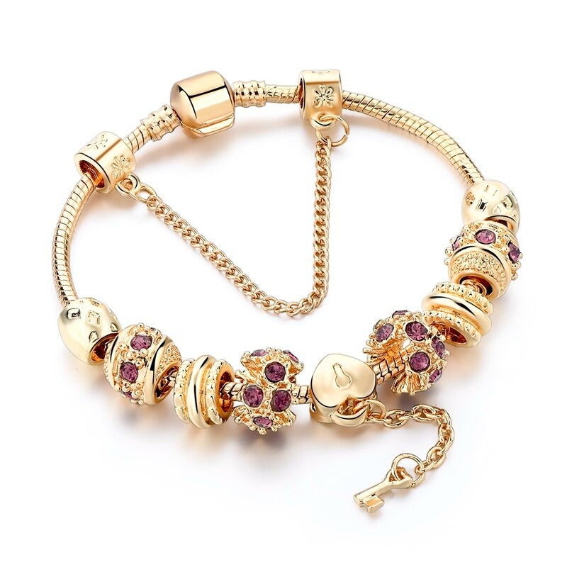Anspruchsvolle, mit Gold besetzte Armbänder mit Herzanhängern