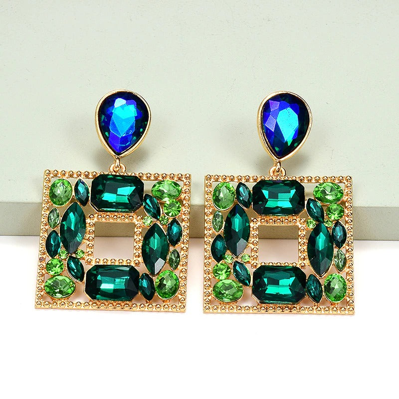 Funkelnde, elegante Ohrringe mit Wassertropfen und Strasssteinen