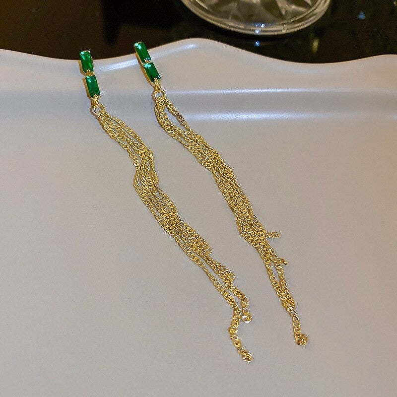 Funkelnde, modische Ohrringe mit langen Quasten und Strasssteinen