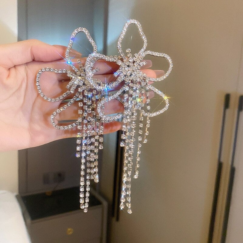 Funkelnde, modische Ohrringe mit langen Quasten und Strasssteinen