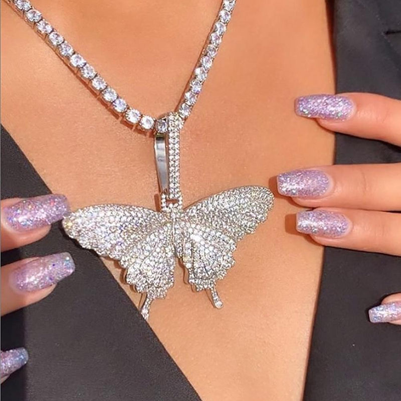 Funkelnde Iced Out Kette mit Schmetterlingsanhänger