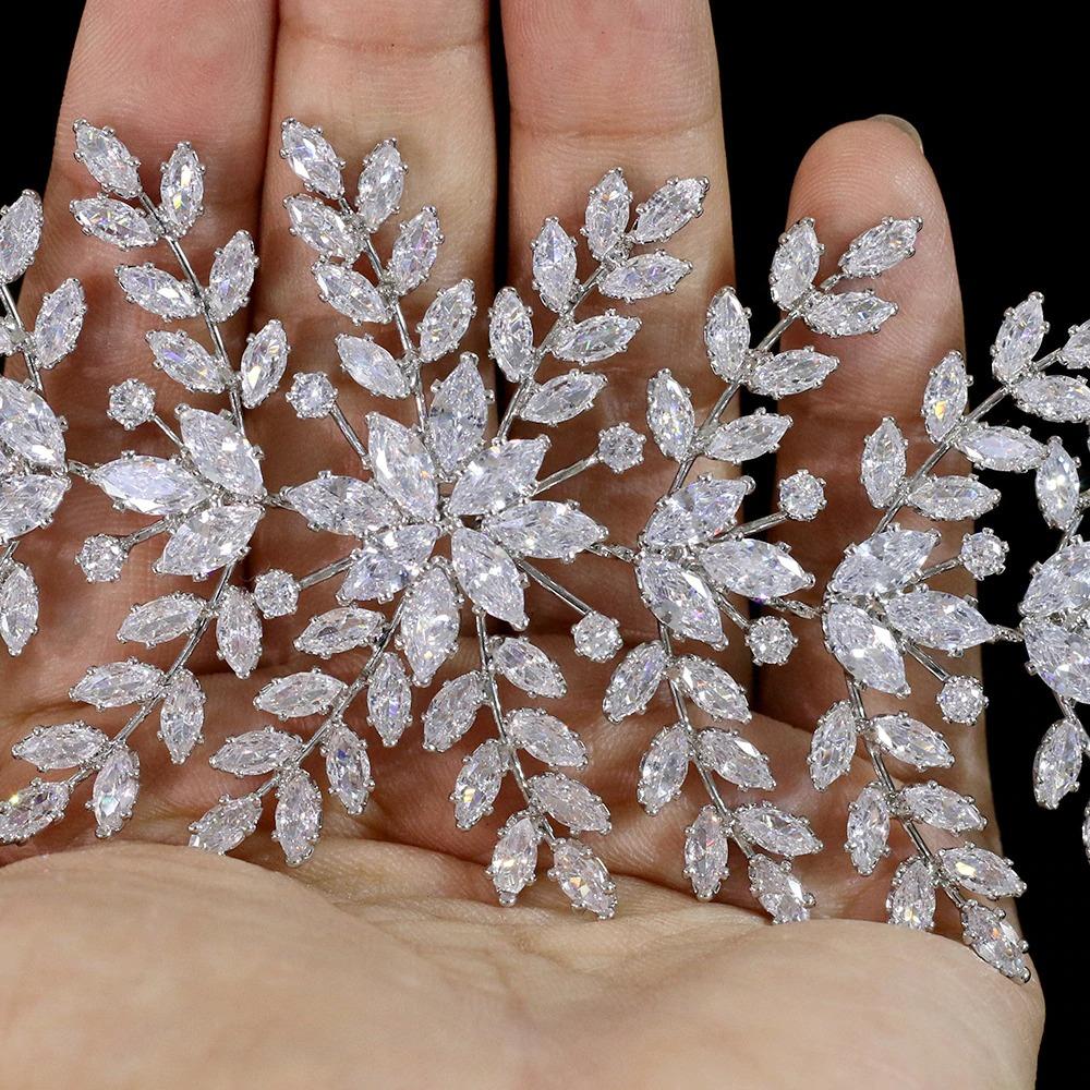 Funkelnde, mit Strasssteinen verzierte Tiara in Blattform