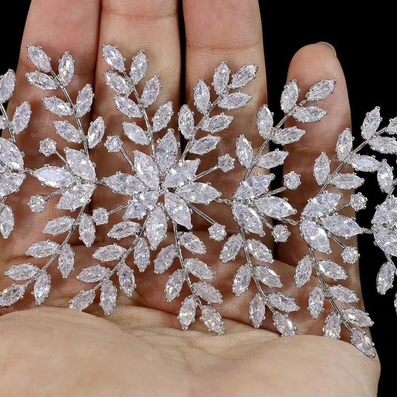 Funkelnde, mit Strasssteinen verzierte Tiara in Blattform