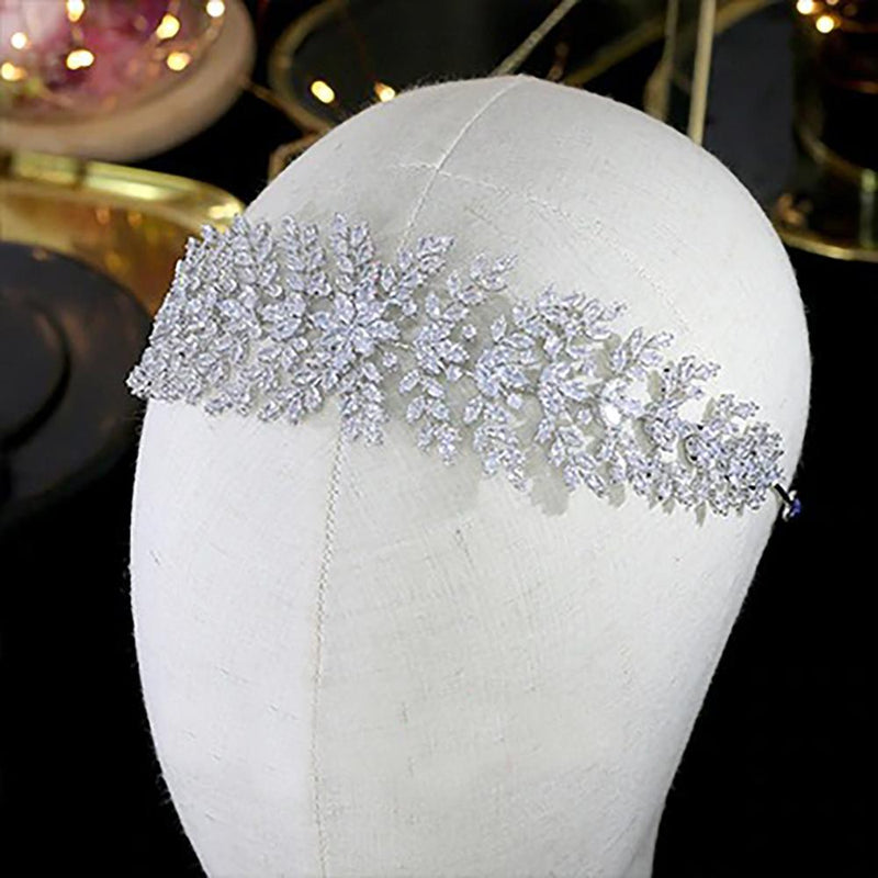 Funkelnde, mit Strasssteinen verzierte Tiara in Blattform