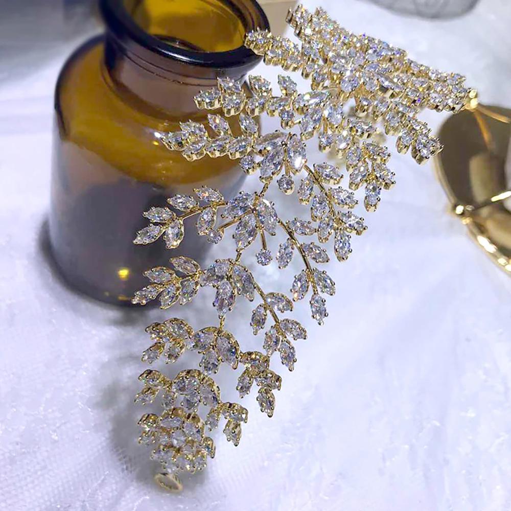 Funkelnde, mit Strasssteinen verzierte Tiara in Blattform