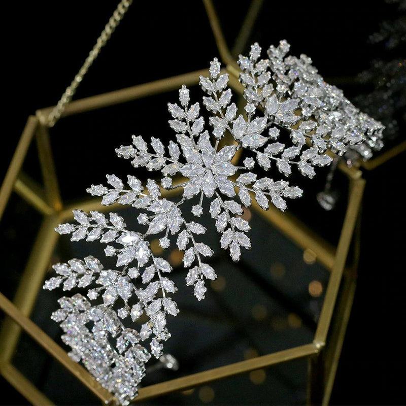 Funkelnde, mit Strasssteinen verzierte Tiara in Blattform