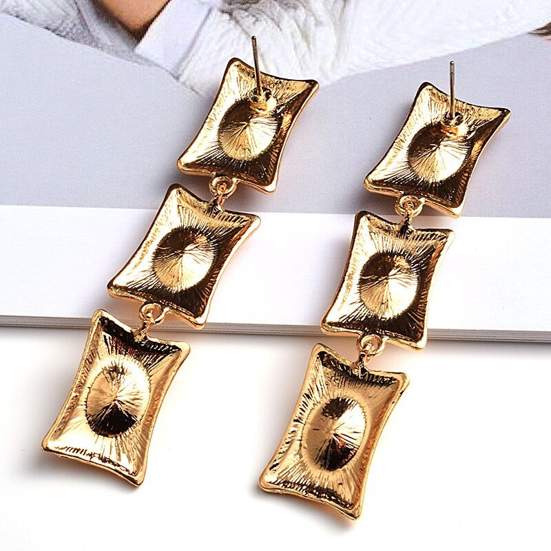 Funkelnde, mehrfarbige Strasssteine, lange baumelnde Tropfenohrringe