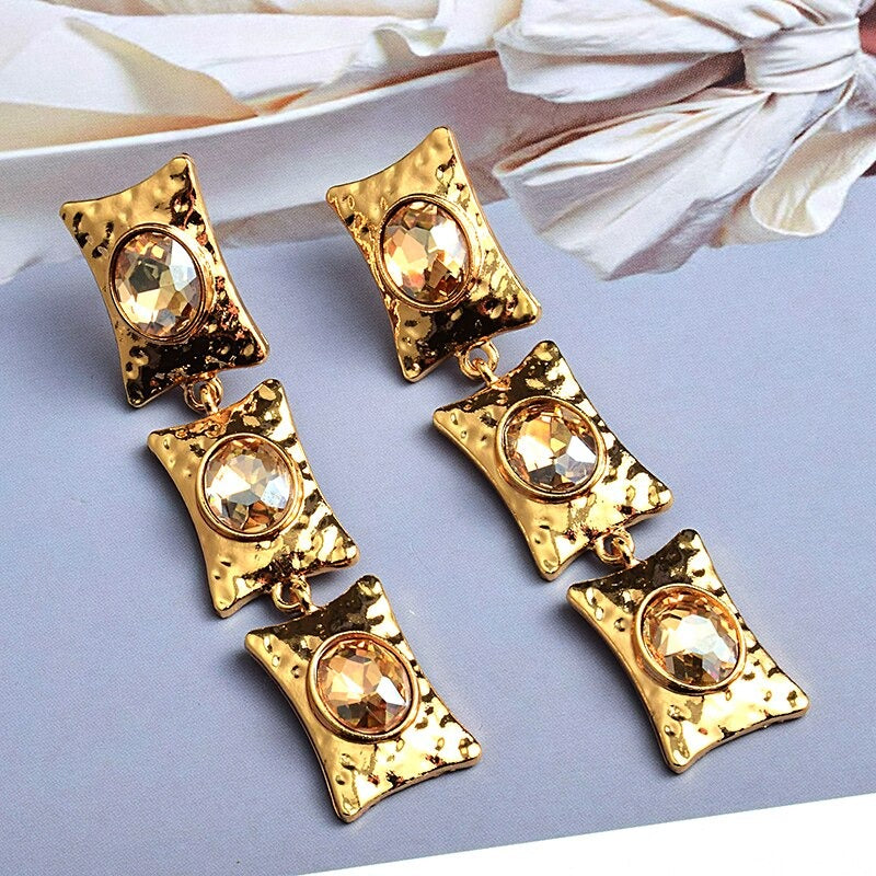 Funkelnde, mehrfarbige Strasssteine, lange baumelnde Tropfenohrringe