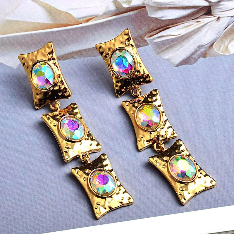 Funkelnde, mehrfarbige Strasssteine, lange baumelnde Tropfenohrringe