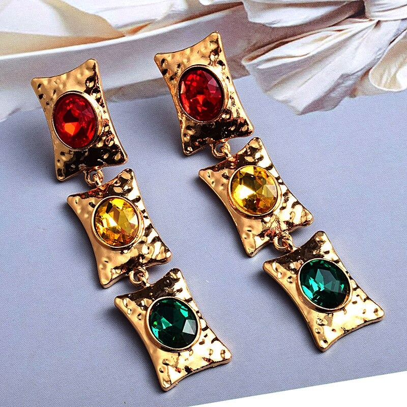 Funkelnde, mehrfarbige Strasssteine, lange baumelnde Tropfenohrringe