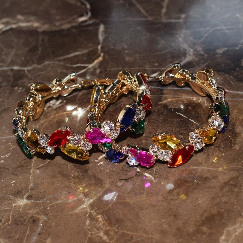 Funkelnde, übergroße, trendige Creolen mit Strasssteinen