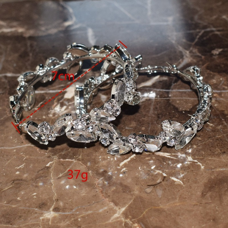 Funkelnde, übergroße, trendige Creolen mit Strasssteinen