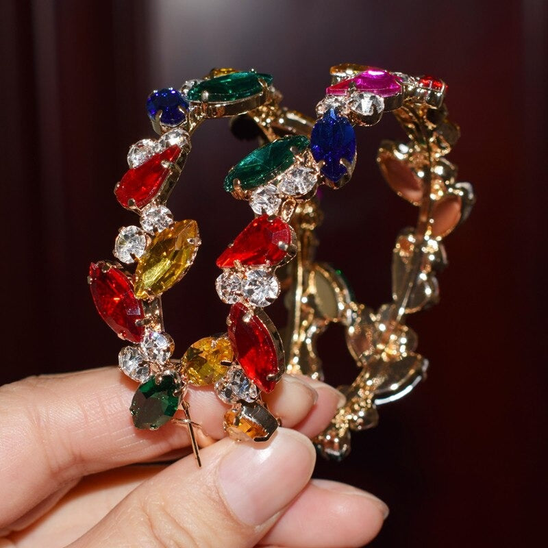 Funkelnde, übergroße, trendige Creolen mit Strasssteinen