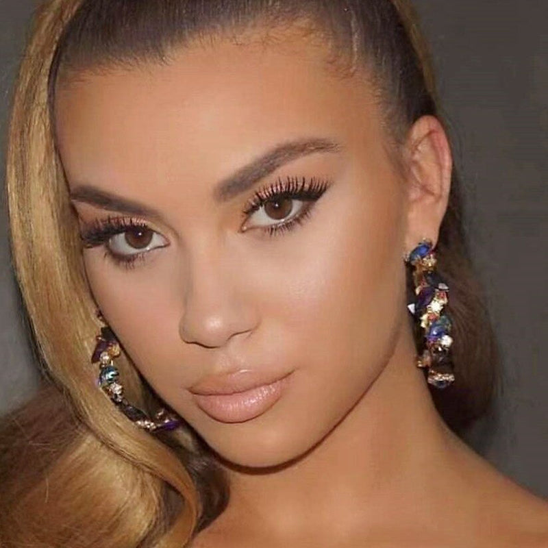 Funkelnde, übergroße, trendige Creolen mit Strasssteinen