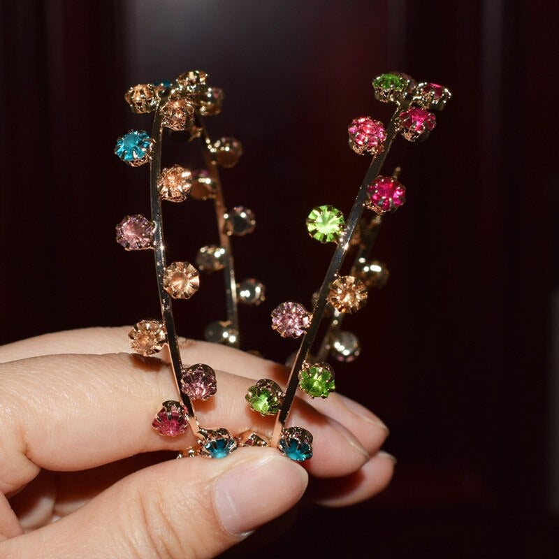 Funkelnde, übergroße, trendige Creolen mit Strasssteinen