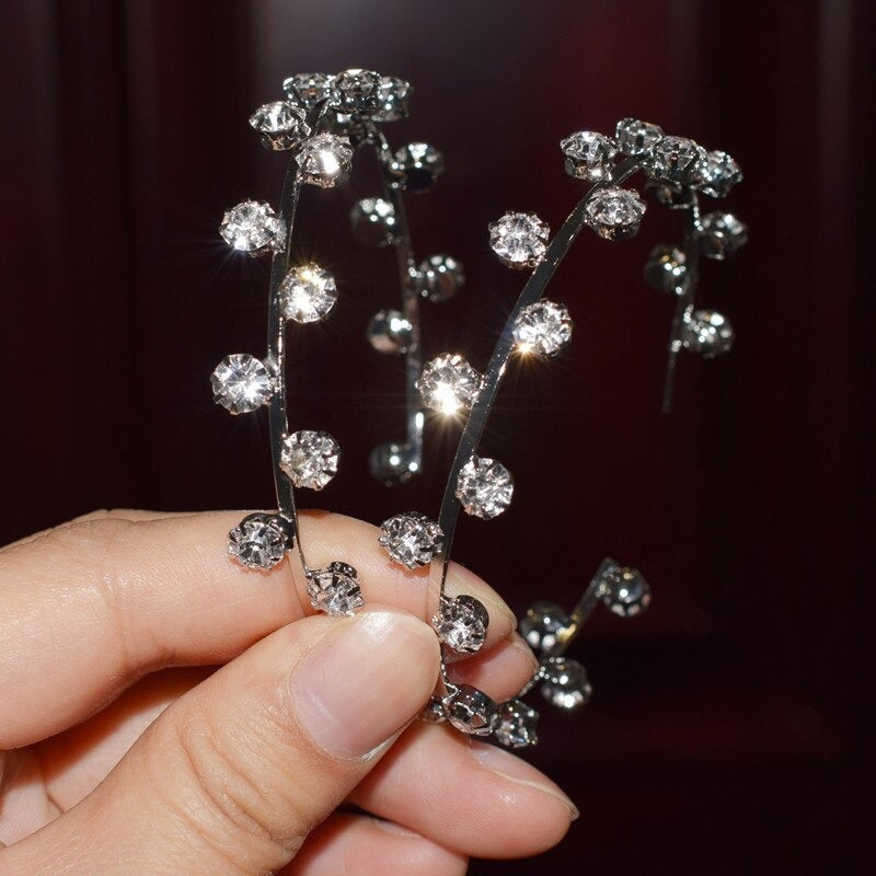 Funkelnde, übergroße, trendige Creolen mit Strasssteinen