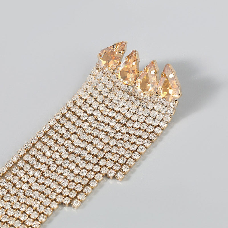 Funkelnde, mit Strasssteinen besetzte lange Quasten-Ohrringe