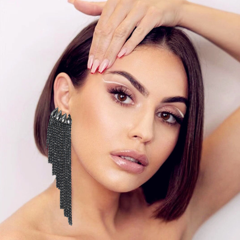 Funkelnde, mit Strasssteinen besetzte lange Quasten-Ohrringe