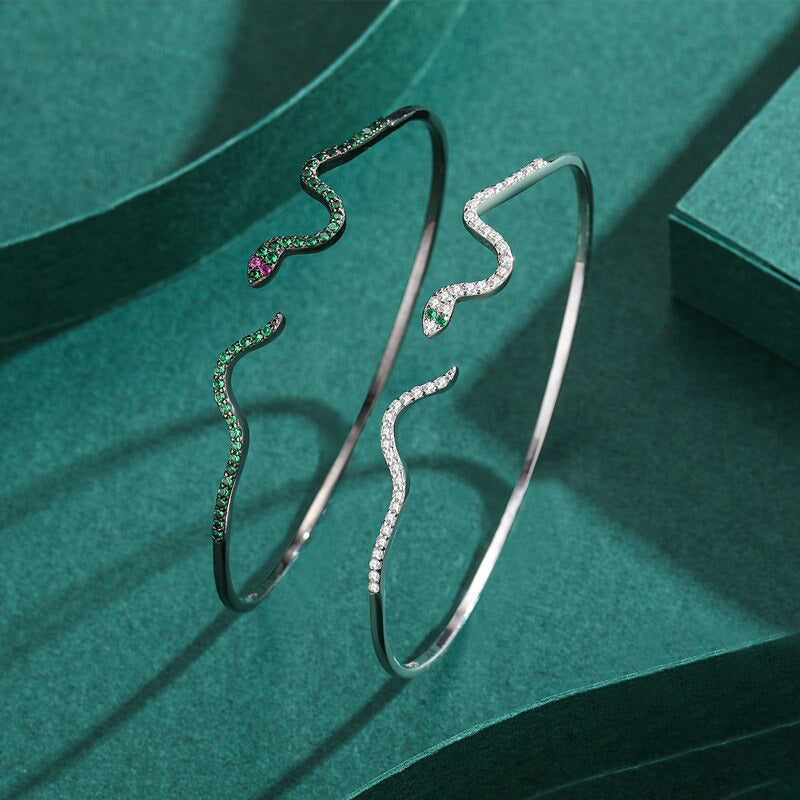 Funkelnde, mit Zirkonia akzentuierte Armreife in Schlangenform