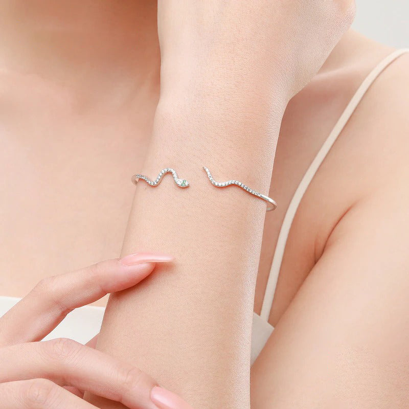 Funkelnde, mit Zirkonia akzentuierte Armreife in Schlangenform