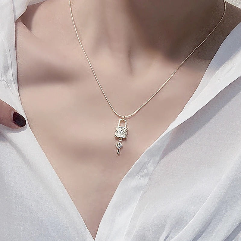 Funkelnde Halsketten mit Schloss- und Schlüsselanhängern aus Zirkonia