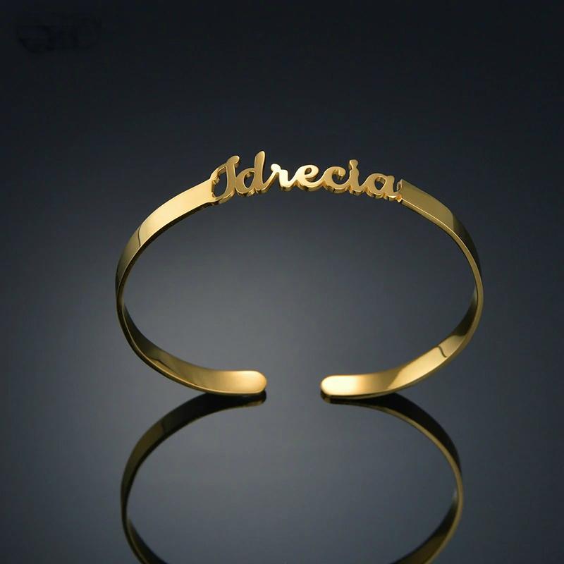 Spezielle, individuell gestaltete Armreifen mit Namen