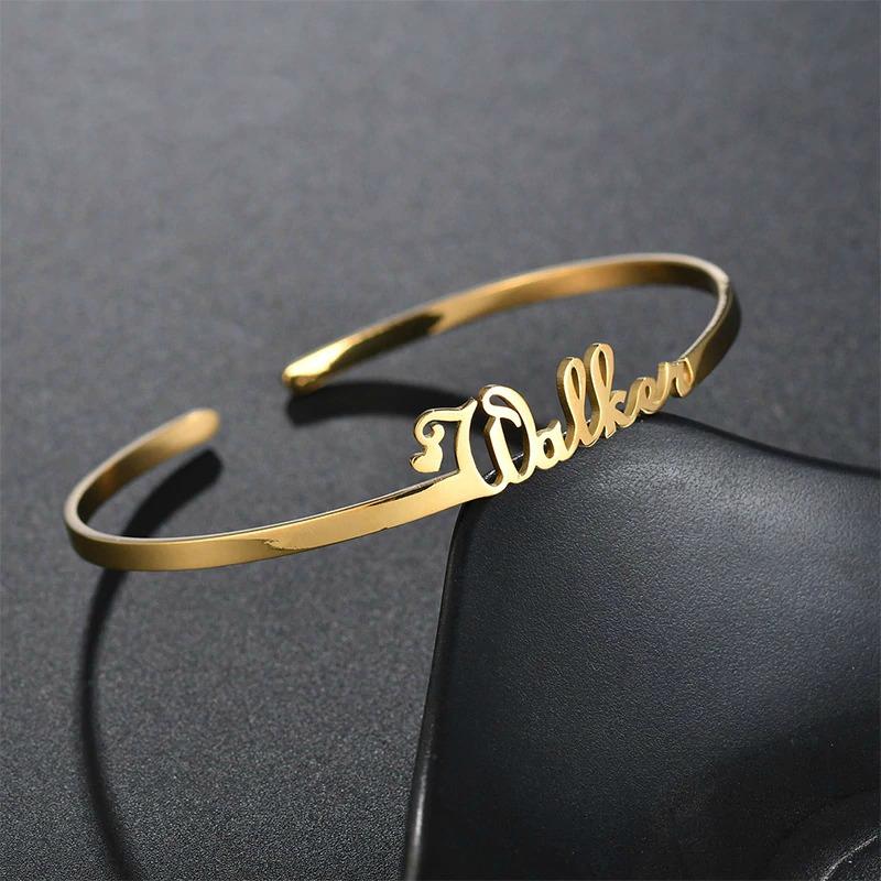 Spezielle, individuell gestaltete Armreifen mit Namen