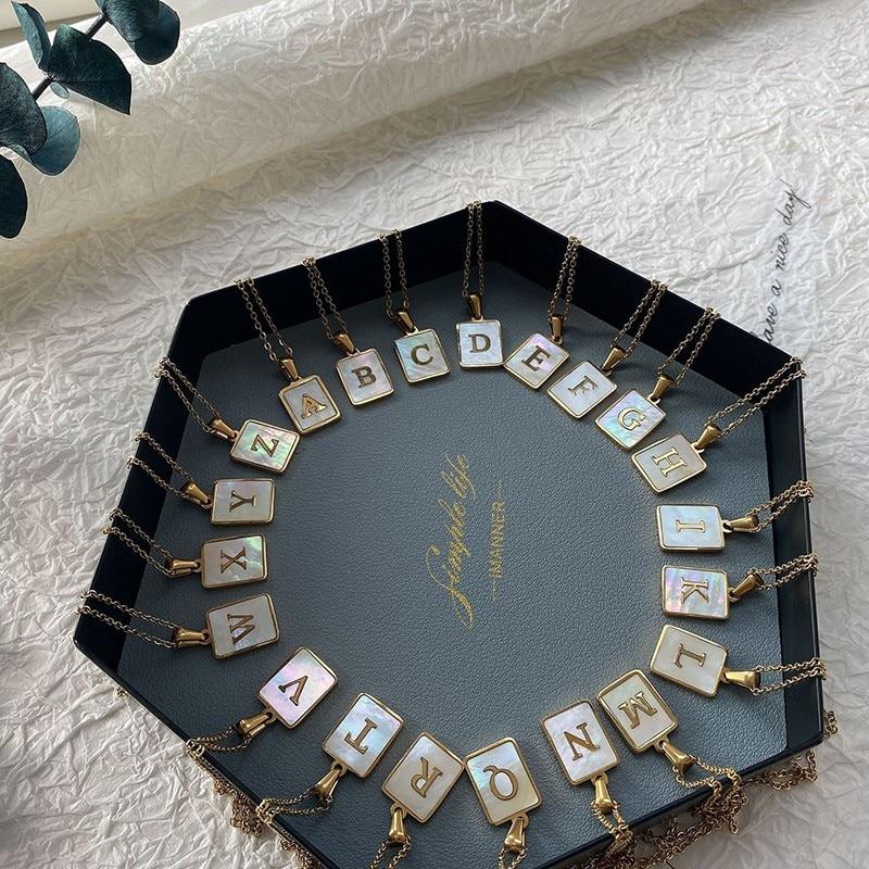 Quadratische Halskette mit Anfangsbuchstaben-Anhänger