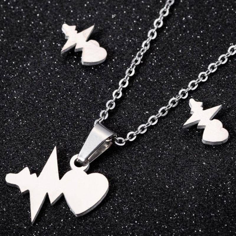 Entzückendes Set aus Halskette und Ohrringen aus Edelstahl