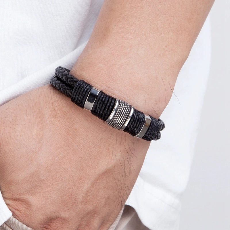 Doppellagige geflochtene Wickelarmbänder aus veganem Leder aus Edelstahl