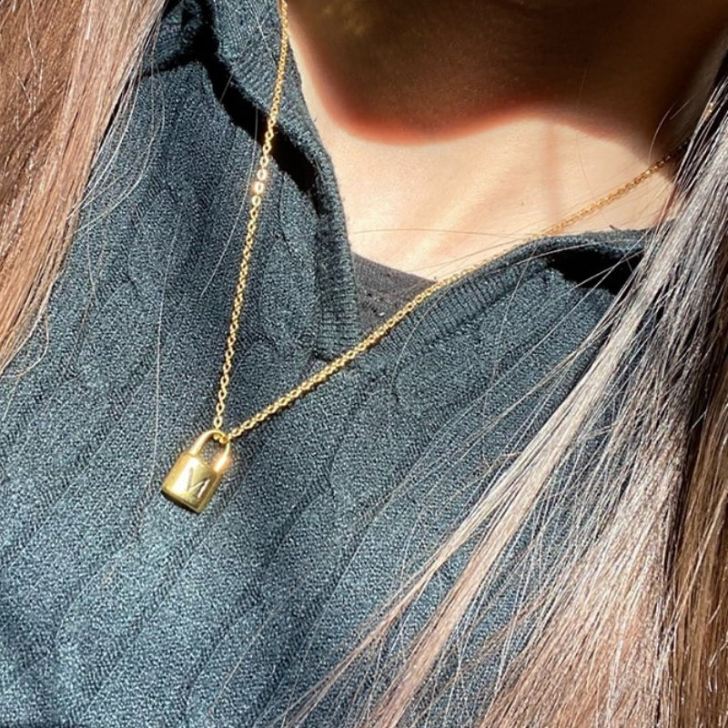 Personalisierte Halsketten mit Anfangsbuchstaben A-Z aus Edelstahl mit Vorhängeschloss-Anhänger