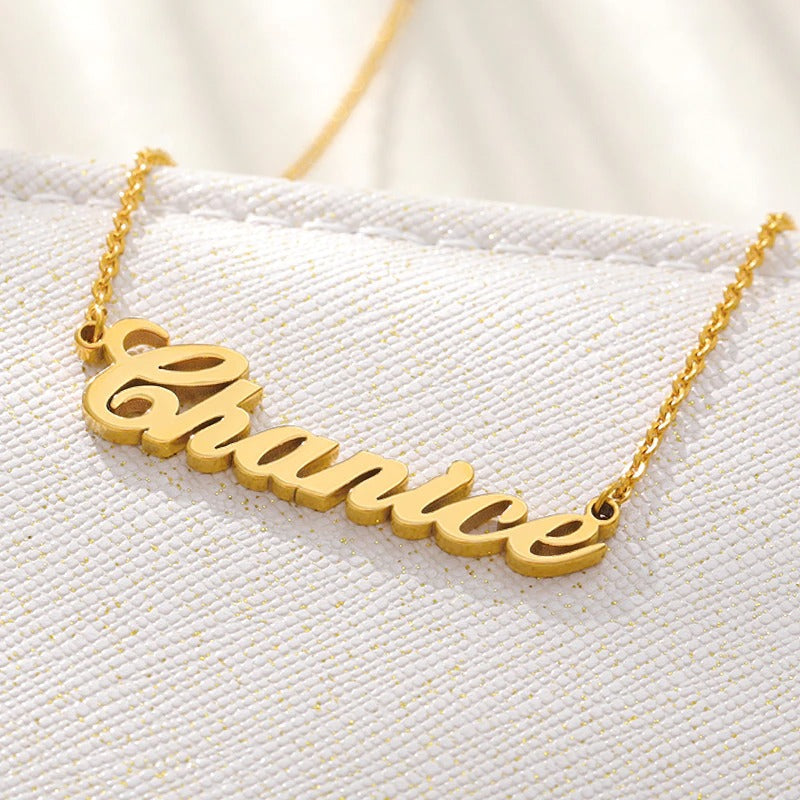 Personalisierte Halskette mit Namensanhänger aus Edelstahl