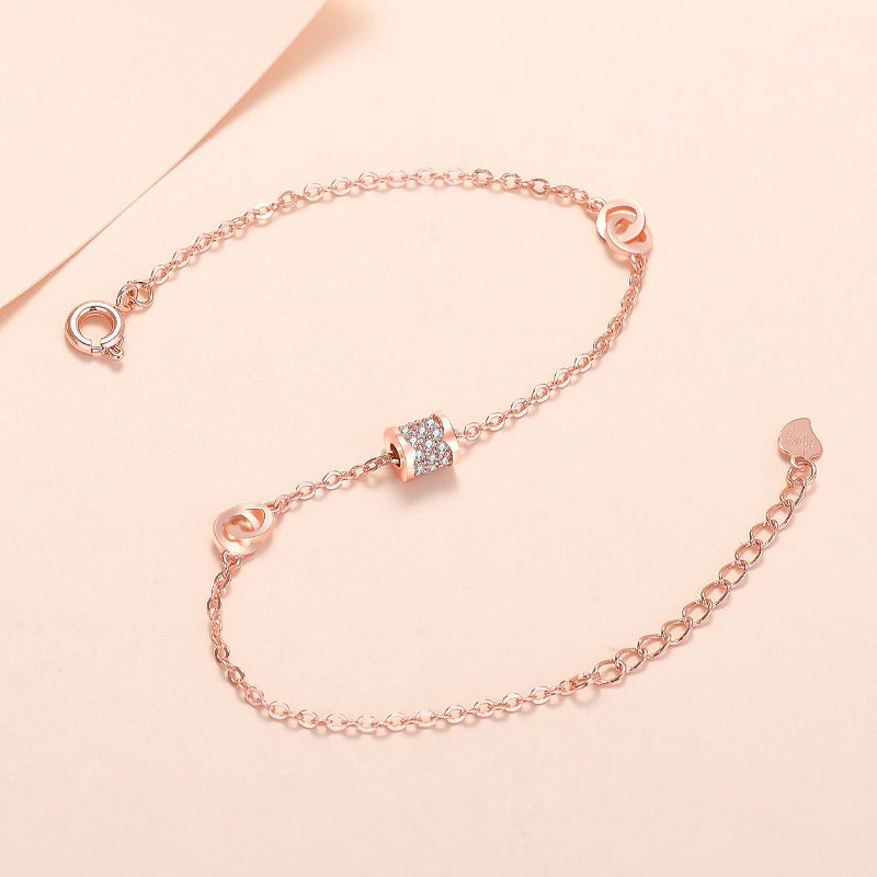 Armbandkollektion mit Schmetterlings- und Kreuz-Charms aus Sterlingsilber