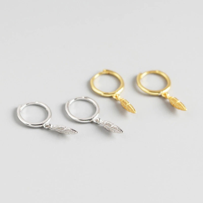 Zierliche Ohrstecker aus Sterlingsilber mit Federn