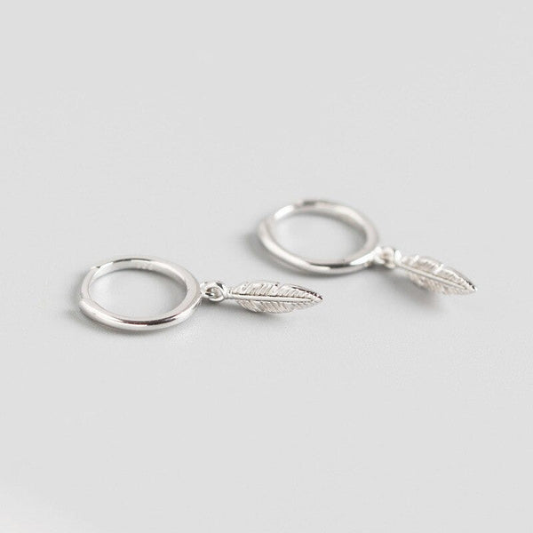 Zierliche Ohrstecker aus Sterlingsilber mit Federn