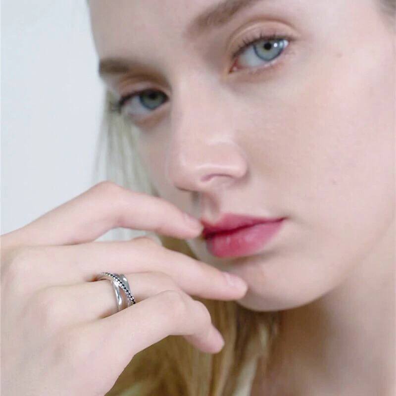 Ring aus Sterlingsilber mit tiefschwarzen Juwelen