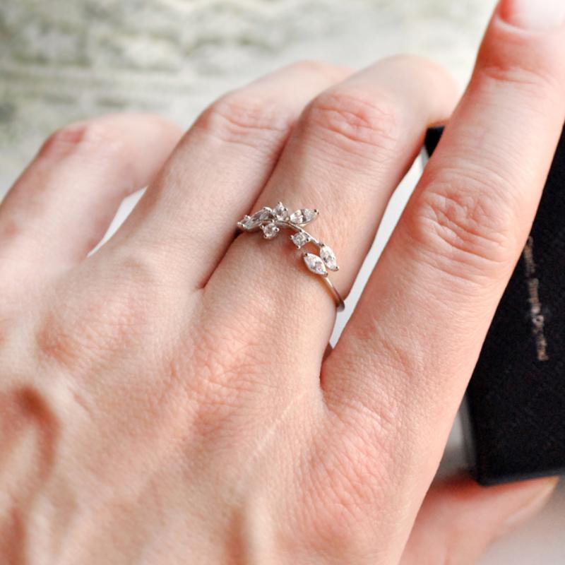 Schlichter Ring aus Sterlingsilber mit olivgrünem Strass und Blattmotiv