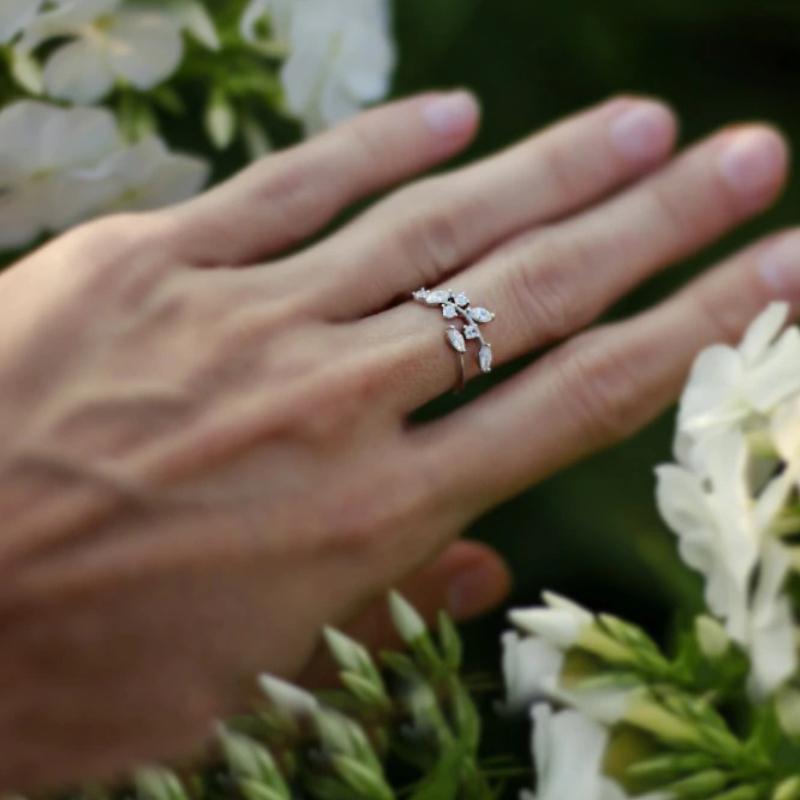 Schlichter Ring aus Sterlingsilber mit olivgrünem Strass und Blattmotiv