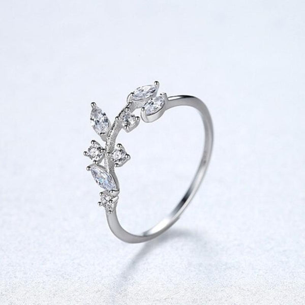 Schlichter Ring aus Sterlingsilber mit olivgrünem Strass und Blattmotiv