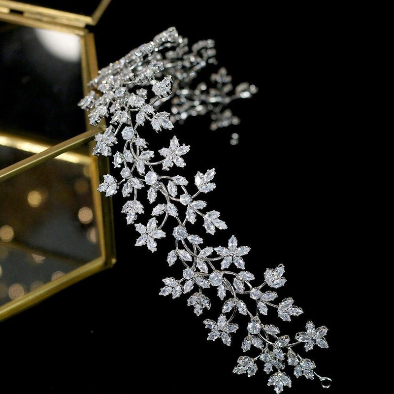 Atemberaubende Blumenkrone mit Strasssteinen für die Brautkönigin