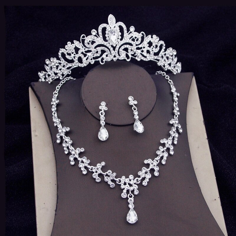 Atemberaubendes Brautschmuckset mit Tiara und Krone aus Strasssteinen