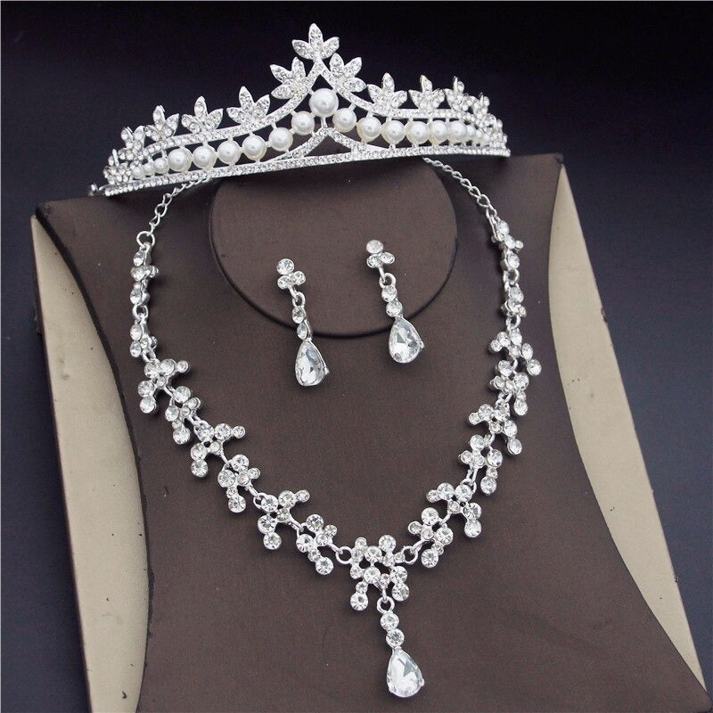 Atemberaubendes Brautschmuckset mit Tiara und Krone aus Strasssteinen