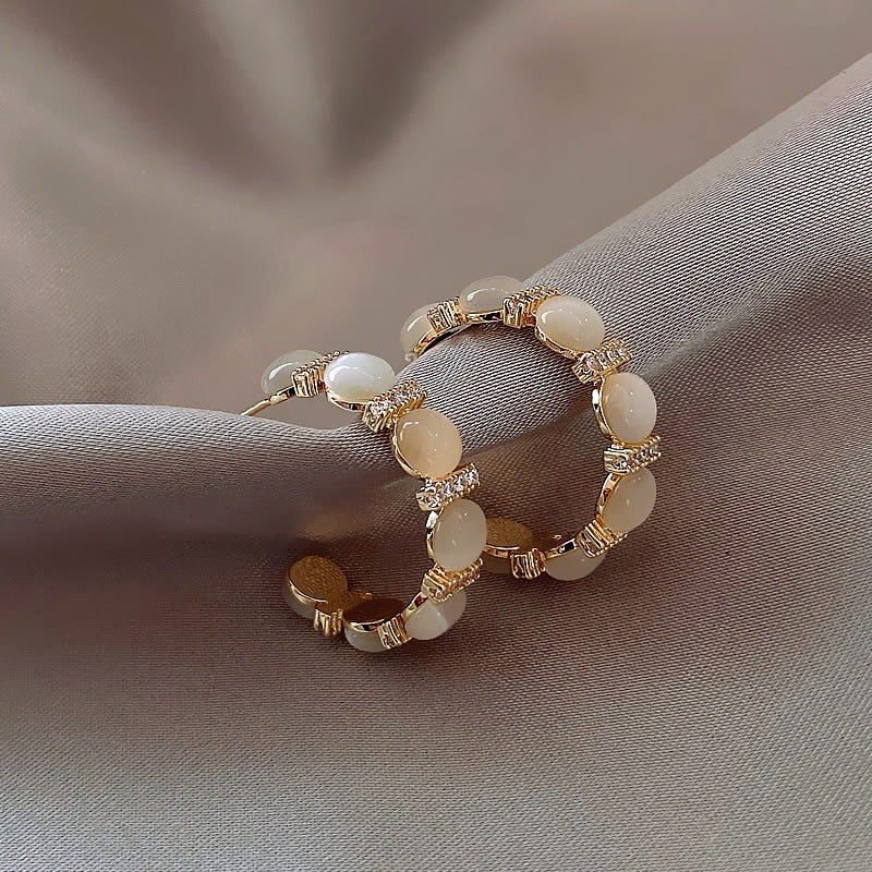 Kleine Creolen mit sattem Opal und Strasssteinen