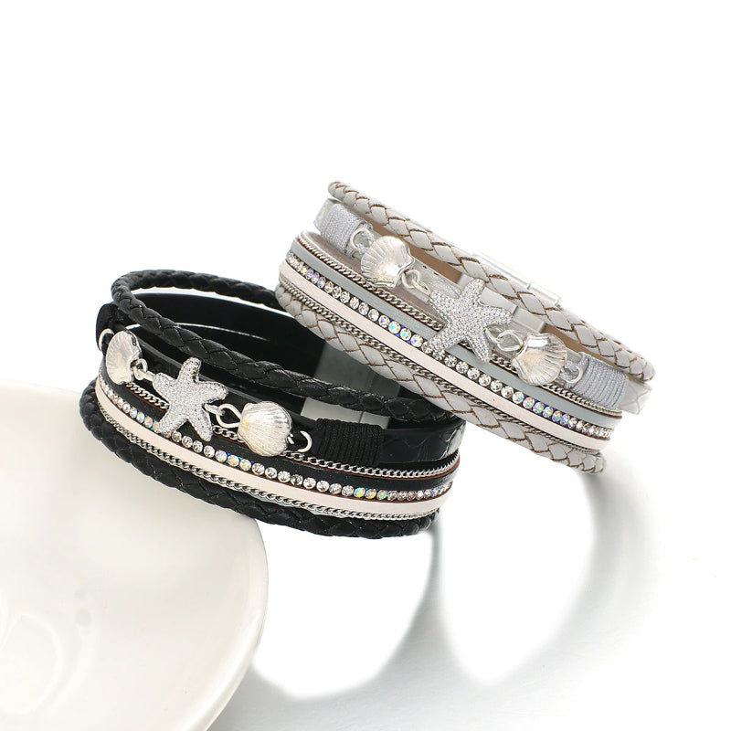 Sommermodische Wickelarmbänder aus veganem Leder mit Seestern- und Muschelanhänger